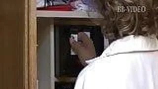 Milf wird in der kücke von hinten gefickt