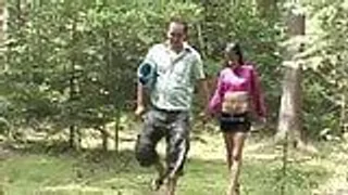 Sehr schlanke Teen bläst und fickt im Wald