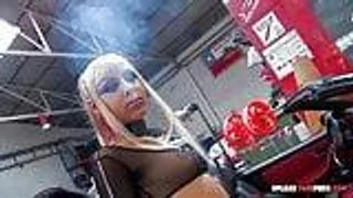 Blondes Babe wird hart in den Arsch gefickt