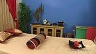 Thai Frau mit grossen Brüsten wird vollgespritzt