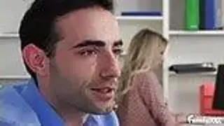 Blondine fickt ihren Stiefbruder im Büro