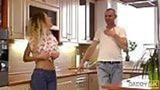 Alter Mann hat spass mit Teen und Teen