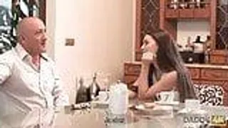 Daddy4k Tiffany das junge Kätzchen beim Sex mit ihrem Freund