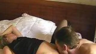 Milf mit geilem Körper im Bett