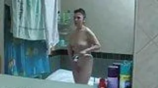 Brünette reife Lady fickt im Bad