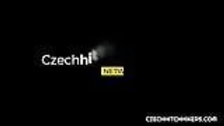 Heisse Brünette wird hart von hinten gefickt