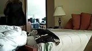 Eine untreue Hausfrau fickt mit dem Nachbarn als ihr Mann nicht da ist - Amateur Cheating