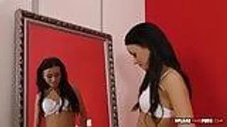Notgeile Frau in sexy Strümpfen wird gefickt