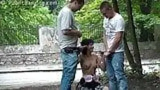 Ein hübsches junges Girl in der Öffentlichkeit beim Sex zu dritt - Public Sex mit einem zierlichen Teen