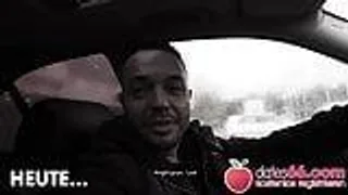 Die tätowierte Milf wird im Auto anal gefickt