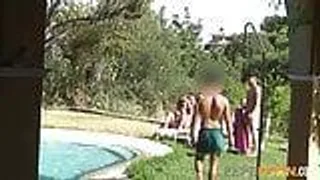 Lydia wird am Pool von 5 Kerlen gefickt