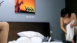 Junge Asiatin in den Arsch gefickt