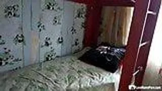 Die geile Stieftochter will den Schwanz in ihrer feuchten Muschi fühlen