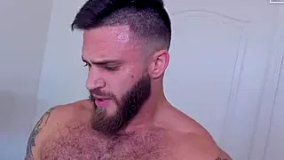 Haariger Kerl spritzt sein Sperma aus seinem Gesicht