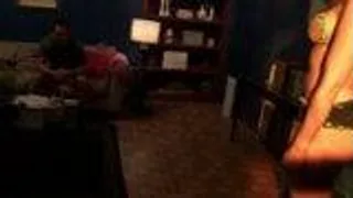 Kurvige Brünette ölt sich ein und wird dann gefickt