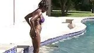 Ebony Schönheit fickt einen weissen Kerl