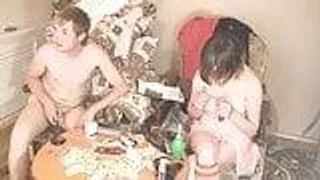Geile Blondine und Brünette teilen sich einen Schwanz