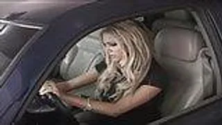 Glücklicher Kerl fickt heisse Blondine in der Küche