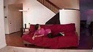 Schwarzer Student nagelt heisse Brünette auf dem sofa