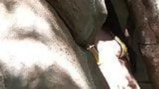Süsses Teen Girl wird hart anal gefickt im Bett