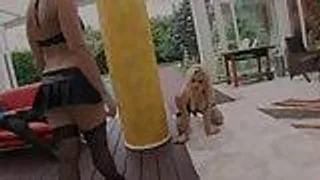 Glücklicher Kerl fickt zwei junge Blondinen
