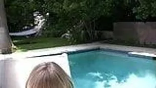 Heisse Blondine steht auf schwarze Schwänze