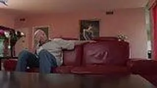 Notgeile blonde Milf mit geilen Körper fickt auf dem Sofa - Milf und Boy - Sex mit Facial