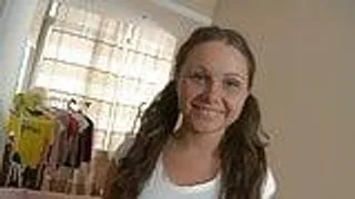 Die geile Tochter mit dem Zöpfen bekommt den Arsch und den Mund gefickt - Teen anal Porno