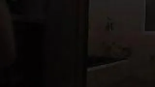 Versaute junge Schlampe bläst gerne Schwänze in der Dusche
