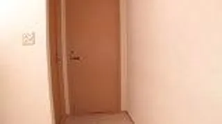 Schönes Teen masturbiert mit einem Sextoy