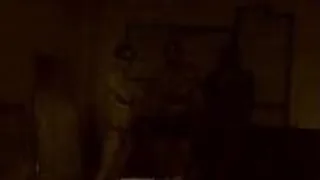 Brünette Hure hat spaß mit zwei schwarzen Schwänzen
