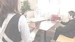 Nuttige Kellnerin macht sich nackt und fickt mit zwei Kunden