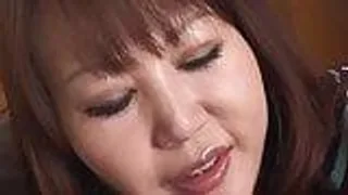 Randy Milf wird gefickt und bespritzt im wohnzimmer
