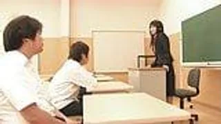 Geile Lehrerin wird im Klassenzimmer gefickt