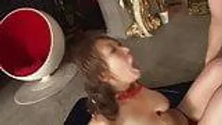 Sexy Amateurin masturbiert auf dem Sofa - Amateur Gruppensex