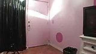 Nuttige Schlampe verführt den Kerl im Hotelzimmer - Milf und ihr junger Lover beim ficken am Strand