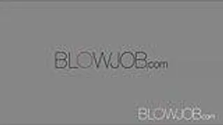 Blowjob mit Brünette mit natürlichen Titten