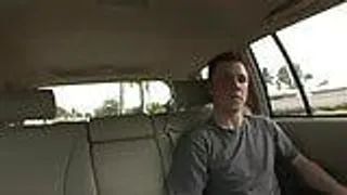 Blonde Milf bläst den Schwanz im Auto