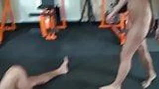 Dunkelhaarige Femdom spielt mit den Bällen ihres Sklaven und bläst ihm den Schwanz - Ballbusting und Blowjob