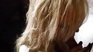 Hübsche Blondine wird hart ins Gesicht gespritzt