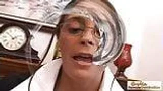 Sexy Milf mit Brille - kehlenfick mit extremem bbc