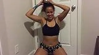 Sexy Babe mit dickem Hintern reitet ihren Freund