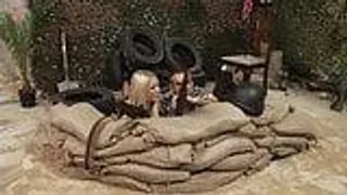 Geile Blondine und brunette Soldaten ficken hart