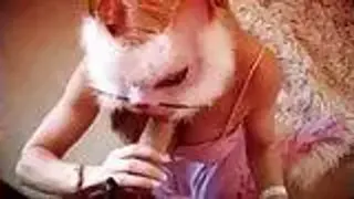 Vixen lutscht Schwanz während ihr maskierter Weihnachtsmann sie fickt