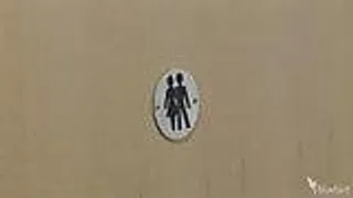 Langes Haar und eine feuchte Muschi - Gruppensex in der Toilette
