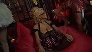 Langes Haar Blondine schluckt gerne Sperma