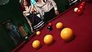 Fantastischer Gruppensex am Pool auf dem Billardtisch