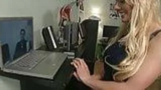 Eine geile Blondine wird von hinten gefickt von hinten - blonde Milf beim Sex in der Öffentlichkeit