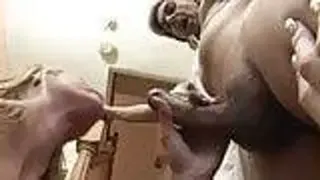 Ashley Adams mit den langen Haaren und den dicken Titten beim Sex auf der Treppe