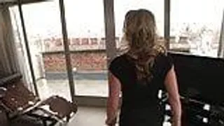 Süsse Frau kriegt alles auf ihre Titten